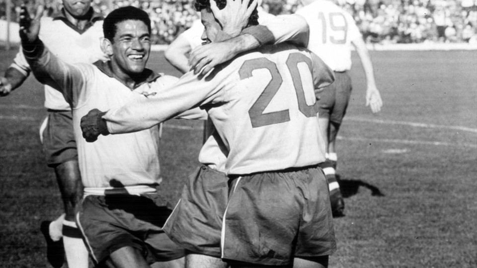 جام جهانی 1962|گارینچا به سوی هم تیمی خود، آماریلدو می دود تا پس از گلزنی وی در فینال جام جهانی 1962 برابر چکسلواکی به او تبریک بگوید. برزیل 3-1 در این بازی به پیروزی رسید.