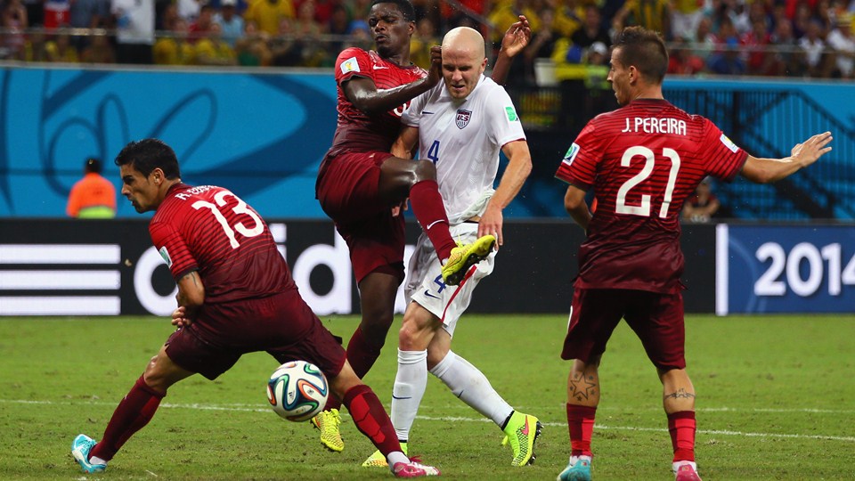 مایکل بردلی|محاصره شدن برادلی هافبک امریکا ، بین بازیکنان تیم ملی پرتغال .