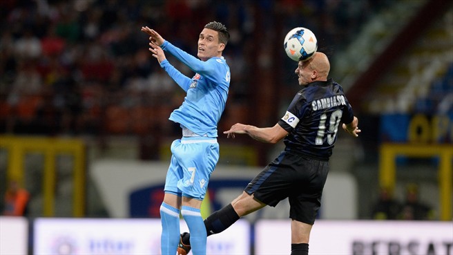 کامبیاسو|سعی و تلاس کاپیتان کامبیاسو برای بسته نگه داشتن دروازه