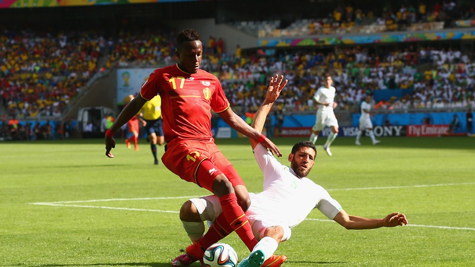 دایوُک اوریجای|تکل محکم بازیکن الجزایر روی پای دایوُک اوریجای .