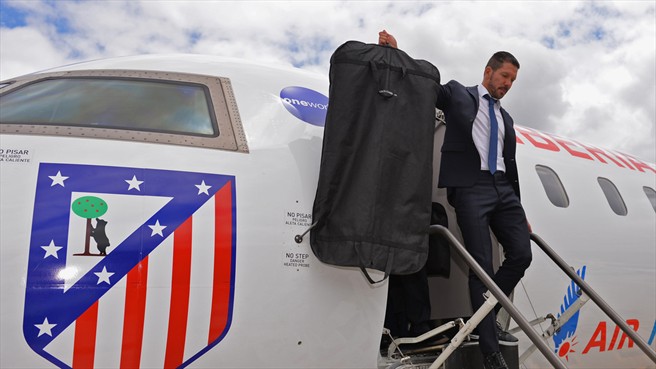 دیگو سیمئونه|دیگو سیمئونه، سرمربی باشگاه اتلتیکو مادرید، برای دیدار در فینال لیگ قهرمانان اروپا برابر رئال مادرید، همراه با شاگردان خود  به فرودگاه شهر لیسبون می رسد.