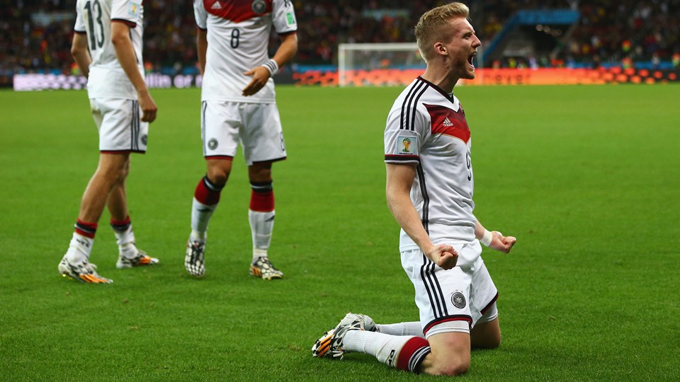 آندره شورله|خوشحالی آندره شورله ، مهاجم آلمان بعد از باز کردن دروازه الجزایر.