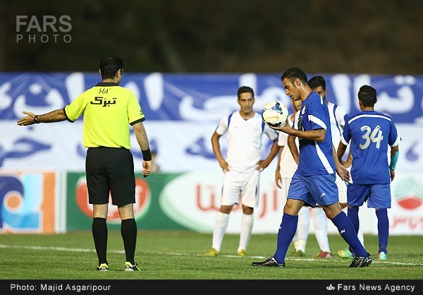 آرش برهانی|آرش برهانی مهاجم استقلال ، در حال حاضر شدن برای زدن ضربه پنالتی.
