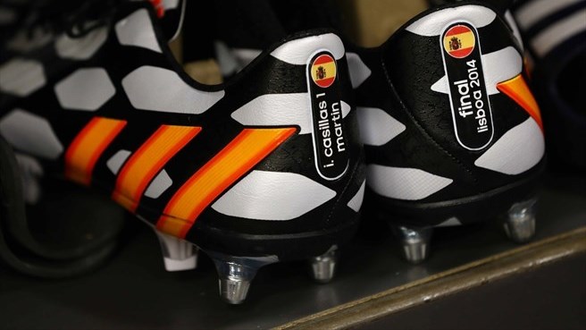 کفش های ایکر کاسیاس|نمایی بسته از کفش های ایکر کاسیاس در رخت کن.