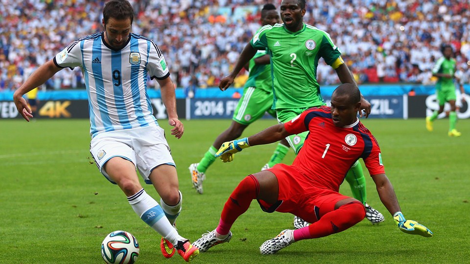 گونزالو جراردو ایگواین|تلاش گونزالو جراردو ایگواین از آرژانتین برای کنترل توپ مقابل نیجریه.