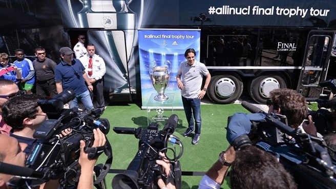 جام قهرمانی لیگ قهرمانان اروپا|مهاجم سابق پرتغالی در کانون توجه عکاسان و خبرنگاران همراه با جام قهرمانی لیگ قهرمانان اروپا.