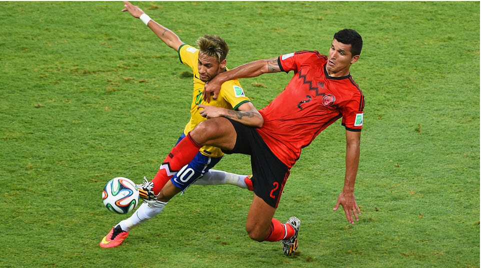 نیمار دا سیلوا|درگیری نیمار از برزیل وخاویر رودریگز از مکزیک در میانه زمین .