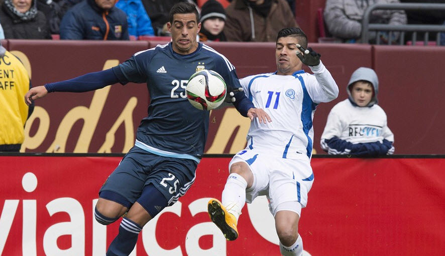 تقابل دو بازیکن بر سر توپ|السالوادور 0 - 2 آرژانتین / دیدار دوستانه