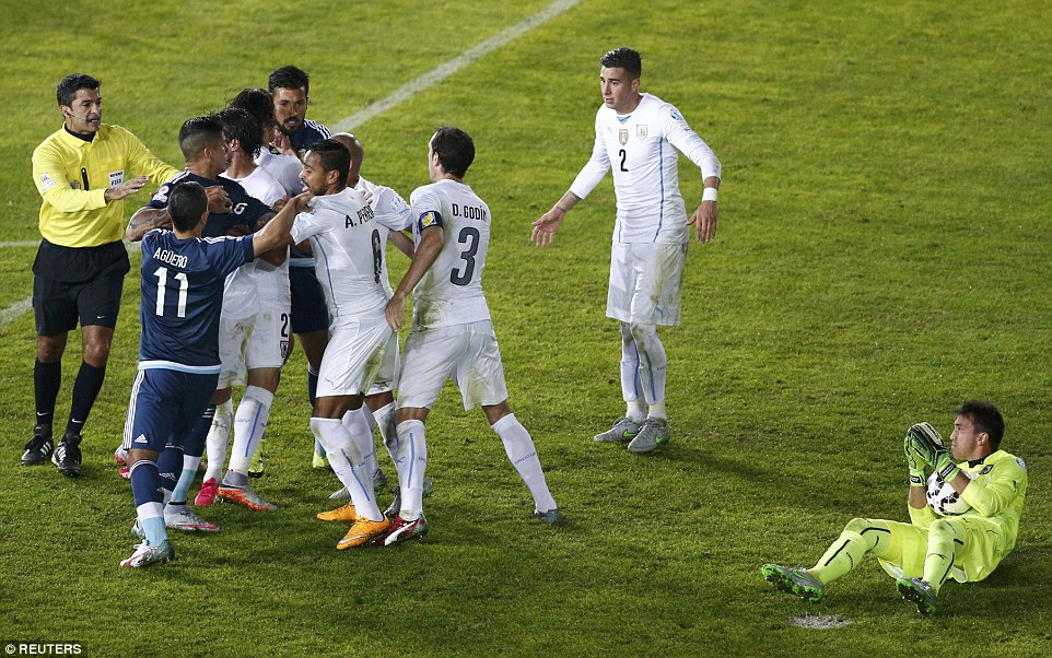 درگیری میان بازیکنان|آرژانتین 1 - 0 اروگوئه / کوپا آمریکا 2015