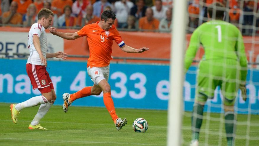 روبن فن پرسی|حملات و استارت های سریع فن پرسی نیز در این دیدار به کمک هلند آمد.