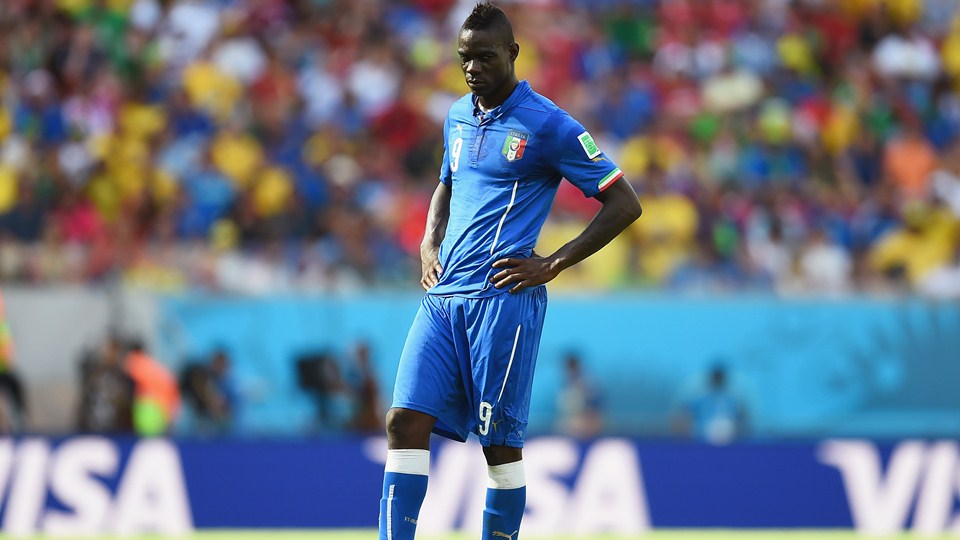 ماریو باروواه بالوتلی|نگاه پر از حسرت سوپرماریو بعد از هدر دادن موقعیت مناسب گزنی مقابل کاستاریکا .