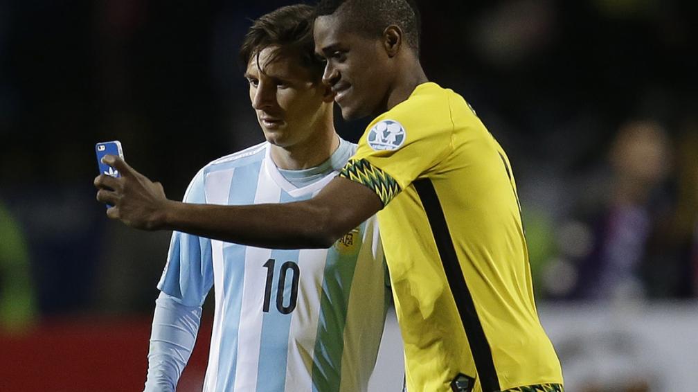 سلفی بازیکن جامائیکا با مسی|آرژانتین 1 - 0 جامائیکا / کوپا آمریکا 2015