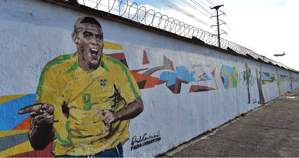 رونالدو|طرح زیبای مهاجم اسبق و گلزن برزیل رونالدو روی دوار فرودگاه