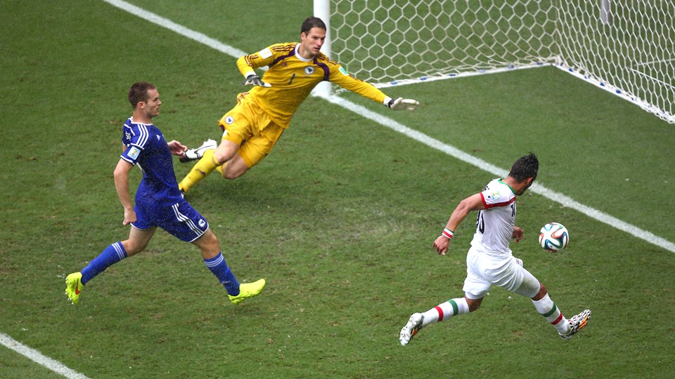 رضا قوچان نژاد|لحظه به ثمر رسیدن گل اول ایران در بازی مقابل بوسنی توسط قوچان نژاد.