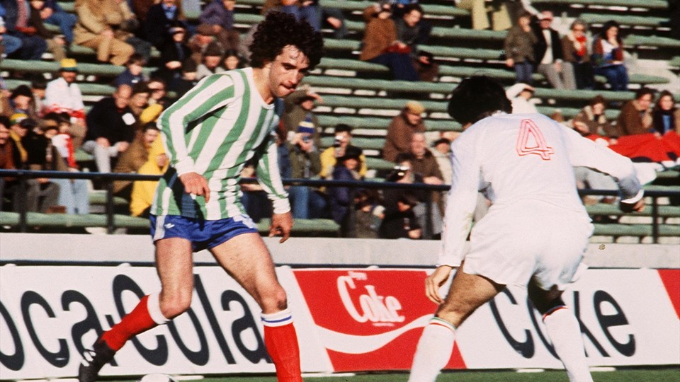 جان جهانی 1978|آرژانتین، مار دل پلاتا: مهاجم فرانسوی، دومینیک روشتو (چپ) تلاش می کند تا مدافع مجارستانی را در نخستین بازی گروهی میان تیم های فرانسه و مجارستان دریبل بزند، 10 ژوئن 1978، مار دل پلاتا. روشتو آخرین گل این بازی را به ثمر رساند. فرانسه 3-1 به پیروزی رسید. بازی، بنا به تصمیم داور برزیلی، آرنالدو کوئلیو، مبنی بر این که تیم فرانسه باید با پیراهن دیگری وارد زمین شود، 45 دقیقه با تأخیر شروع شد. چرا که تیم فرانسه فراموش کرده بود تا پیراهن دوم خود را بیاورد، فرانسه به ناچار مجبور شد تا پیراهن یکی از تیم های دست دو باشگاه های آرژانتین را بپوشد.