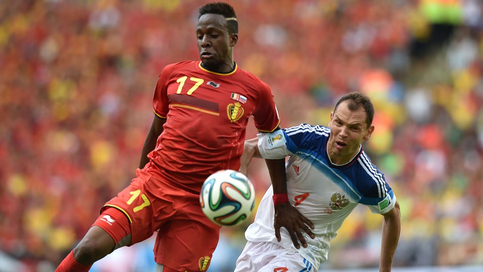 دایوُک اوریجای|تلاش مهاجم بلژیک ، دایوُک اوریجای برای کنترل توپ در مقابل یار حریف .