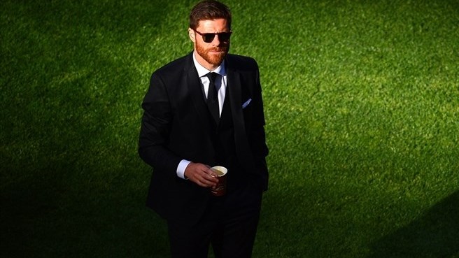 ژابی آلونسو|ژابی آلونسو، هافبک باشگاه رئال مادرید، که از حضور در این دیدار محروم شده است، در زمین چمن قدم می زند.