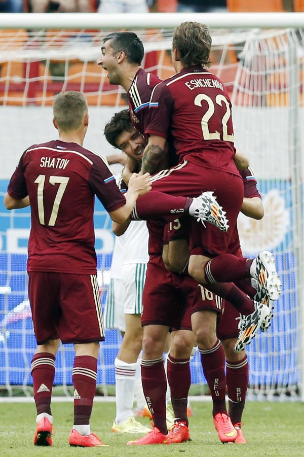 تیم ملی روسیه|جشن و شادمانی بازیکنان روسیه بعد از باز کردن قفل دروازه تیم ملی مراکش.