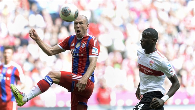 آرین روبن|تلاش ارین روبن برای کنترل توپ در مقبال بازیکن اشتوتگارت