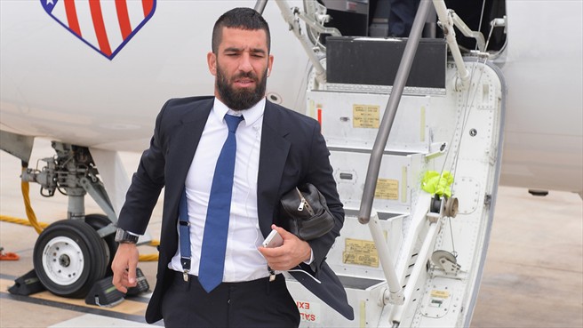 آردا توران|آردا توران از باشگاه اتلتیکو ماردید همراه با سایر هم تیمی ها برای دیدار در فینال لیگ قهرمانان اروپا برابر رئال مادرید، در فرودگاه شهر لیسبون از هواپیما پیاده می شود.