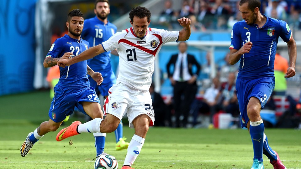 مارک اورنا|تلاش بازیکن کاستاریکا ، مارک اورنا برای کنترل توپ در جریان بازی مقابل ایتالیا .