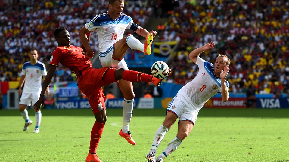 دیوک اوریگی|تلاش مهاجم بلژیک دایوُک اوریجای برای کنترل توپ در مقابل یار حریف .