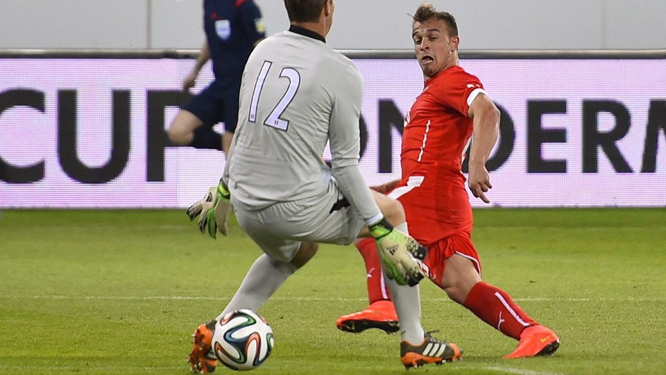 ژردان شَکیری|تک به تک شدن مهاجم سوئیس و عبور دادن توپ از بین پاهای گلر پرو.