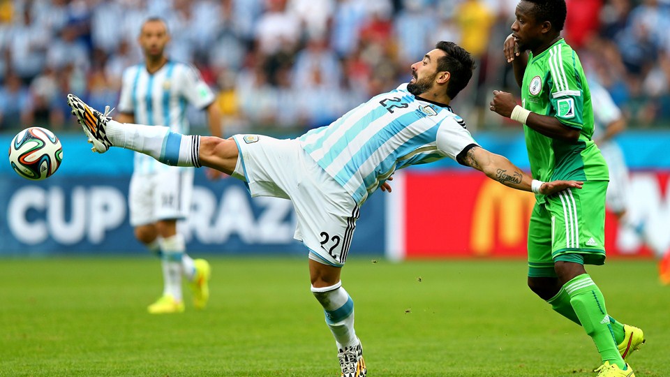 ازکوئیل ایوان لاوتزی|تلاش ازکوئیل ایوان لاوتزی از آرژانتین برای کنترل توپ مقابل نیجریه.