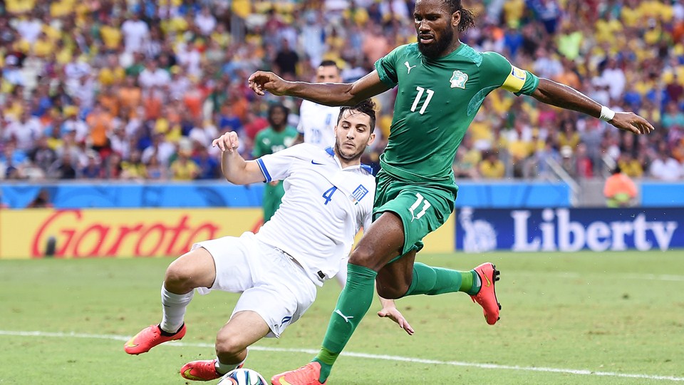 ديديه دروگبا|کنترل توپ توسط ديديه دروگبا در مقابل بازیکن تیم حریف.