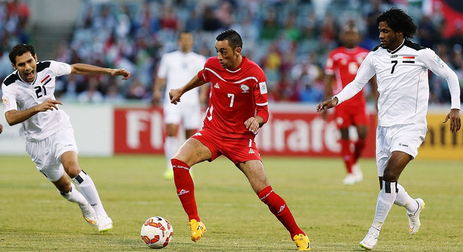 تقابل دو بازیکن بر سر توپ|عراق 2 - 0 فلسطین / جام ملت های آسیا 2015