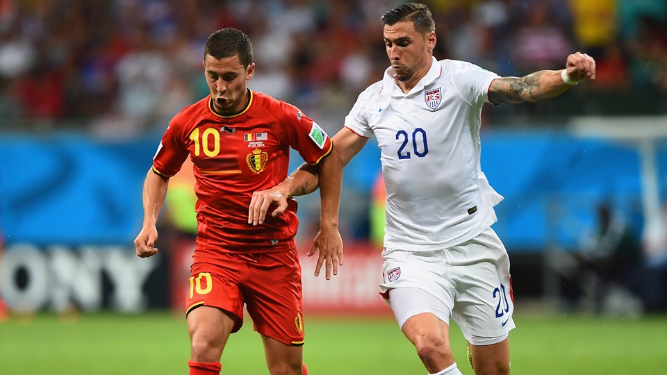 ادن هازِرد - جِف کامرون|تقابل ادن هازِرد بازیکن تیم بلژیک با یار حیف جِف کامرون بر سر توپ.