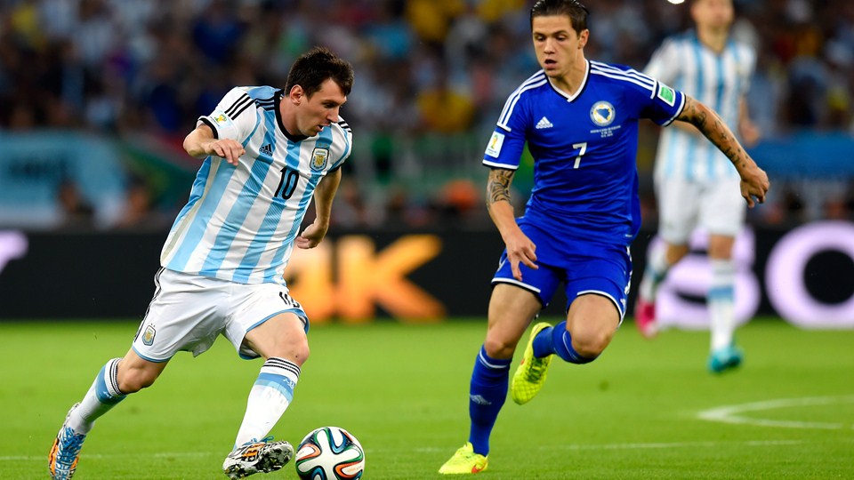 لیونل آندره مسی|کنترل توپ توسط کاپیتان تیم ملی آرژانتین لیونل مسی در مقابل بوسنی .