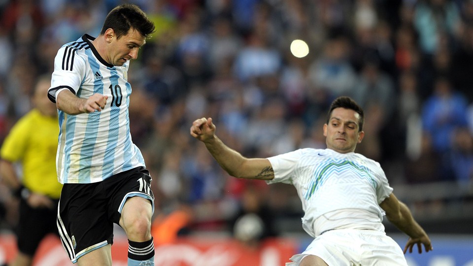 لیونل مسی|تلاش لیونل مسی در بازی مقابل اسلوونی برای کنترل توپ.