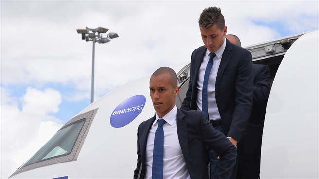 میراندا|میراندا از باشگاه اتلتیکو ماردید همراه با سایر هم تیمی ها برای دیدار در فینال لیگ قهرمانان اروپا برابر رئال مادرید، در فرودگاه شهر لیسبون از هواپیما پیاده می شود.