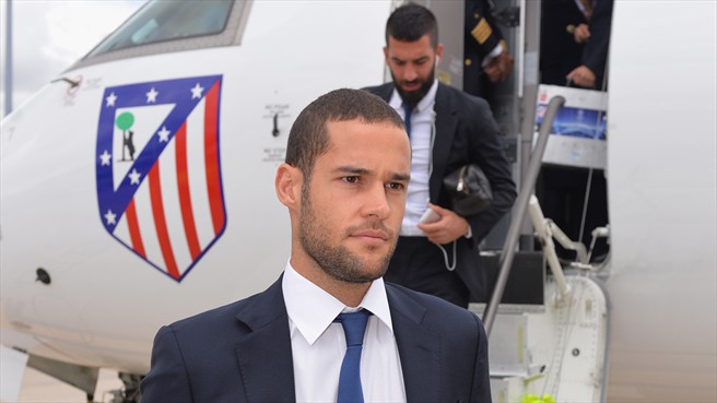 ماریو سوارس|ماریو سوارس از باشگاه اتلتیکو ماردید همراه با سایر هم تیمی ها برای دیدار در فینال لیگ قهرمانان اروپا برابر رئال مادرید، در فرودگاه شهر لیسبون از هواپیما پیاده می شود.