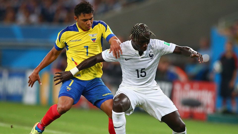 باكاری سانيا - مونترو|کنترل توپ توسط باكاری سانيا از فرانسه در مقابل بازیکن اکوادور.