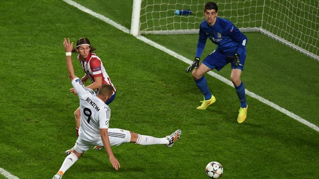 کریم بنزما|کریم بنزما نمی تواند توپ ارسالی رونالدو را به گل تبدیل کند.