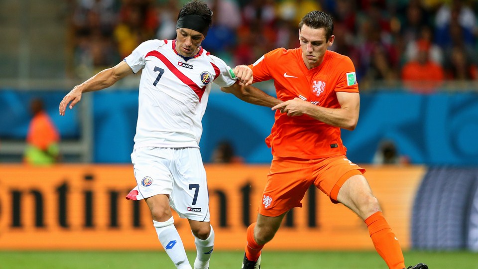 اِستِفان دی وِریج -کریستیان بولانوس|تقابل بین اِستِفان دی وِریج ، بازیکن هلند و کریستیان بولانوس از کاستاریکا بر سر توپ.