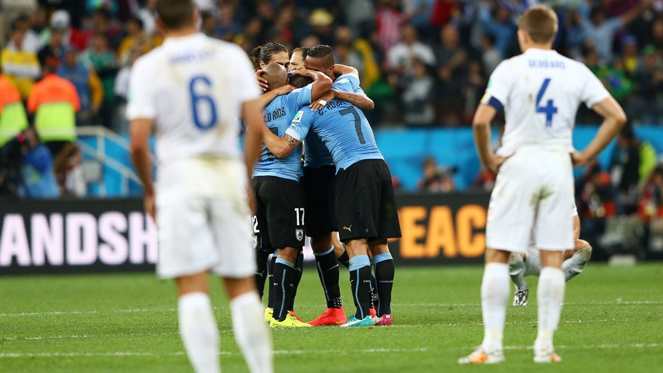 استیون جرارد - جاجیلکا|جشن بازیکنان اروگوئه بعد از باز کردن دروازه تیم ملی انگلستان .