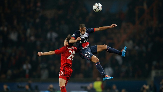 لوکاس|لوکاس از پاری سن ژرمن جاذبه را به چالش می کشد تا در بازی هوایی برابر گواردادو از لورکوزن چیره گردد.