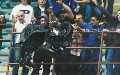 عجیب ترین اشیائی که به زمین بازی پرتاب شده اند