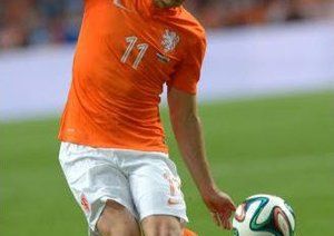 آرین روبن|تلاش آرین روبن برای کنترل توپ.