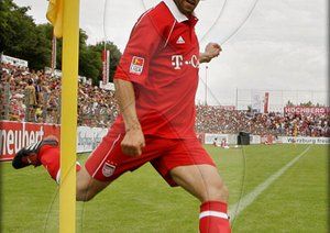 گالری تصاویر علی کریمی|علی کریمی بازیکن سابق بایرن مونیخ و مرد سال آسیا در سال 2004