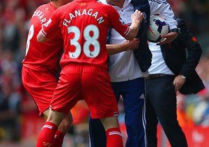 مورینیو - استیون جورج|صحنه بسیار جالب بازی که مورینیو توپ نگه داشته بود و به کاپیتان جرارد توپ و نمیداد