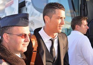 کریستیانو رونالدو|کریستیانو رونالدو، پس از فرود هواپیما در لیسبون سوار اتوبوس می شود. رئال امشب در فینال لیگ قهرمانان اروپا برابر اتلتیکو مادرید در ورزشگاه لیسبون صف آرایی می کند.