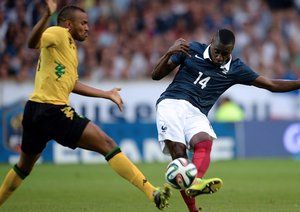 بلیز ماتودی|تلاش هافبک تیم ملی فرانسه متئدی برای کنترل توپ.