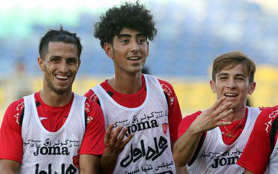 بازیکن پرسپولیس برای دریافت رضایتنامه تهدید به خودسوزی کرد!