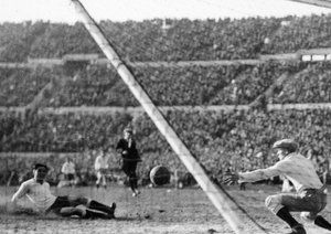 جام جهانی 1930|پدرو سئا (سمت چپ) پس از ضربه به توپ روی زمین افتاده. دروازه ی خوان بوتاسو برای دومین بار برابر اروگوئه باز می شود. فینال جام جهانی میان آرژانتین و اروگوئه در سنتناریو، 30 جولای 1930. اروگوئه 4-2 به پیروزی رسید.