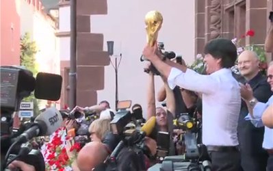 عکس روز | تقدیر فرایبورگی‌ها از مربی تیم آلمان به خاطر قهرمانی جهان