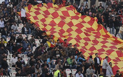 لیگ برتر | حاشیه‌های فولاد - تراکتور / حضور تماشاگر اهوازی در زمین و خوشحالی زایدالوصف فولادی‌ها